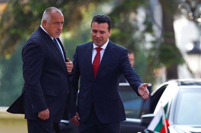 Za odpravo grške blokade je severnomakedonski premier Zaev že moral skleniti kompromis z Grki, zdaj ga verjetno čakajo še pogajanja z bolgarskim premierjem Bojkom Borisovim.  | Foto: Reuters