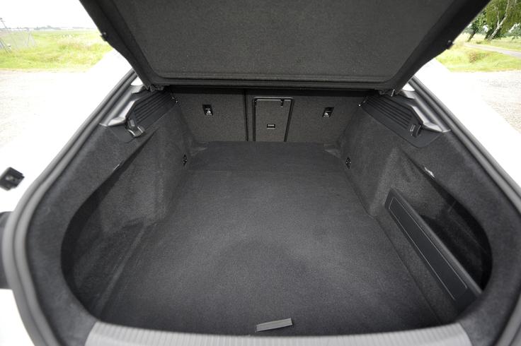 Kljub vsej avantgardnosti pri Volkswagnu pravijo, da arteon združuje vsakodnevno uporabnost in zna biti tudi družinski. Zato so mu dali peta vrata, ki na široko odprejo dostop do velikega, 563-litrskega in lepo obdelanega osnovnega prtljažnika. | Foto: Jure Gregorčič