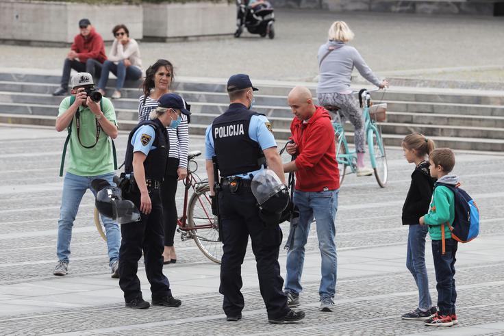  Na policiji predlagajo postopek zaradi kršitve odloka o omejitvi gibanja proti 26 osebam. | Foto: STA ,