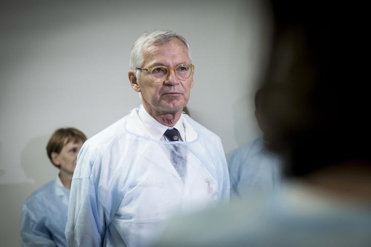 Bolniki s krvnim rakom potrebujejo več kot le zdravila, je opozoril predstojnik kliničnega oddelka za hematologijo v UKC Ljubljana Peter Černelč. "Potrebujejo pravilno prehrano, dobro fizično kondicijo v času zdravljenja in psihološko pomoč. To nekaj več imamo v načrtu doseči še v tem letu." | Foto: 