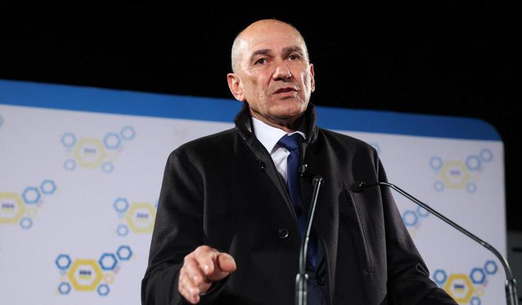Omenijo, da je Janša, trikratni predsednik slovenske vlade, tesen prijatelj Viktorja Orbana.  | Foto: Ana Kovač