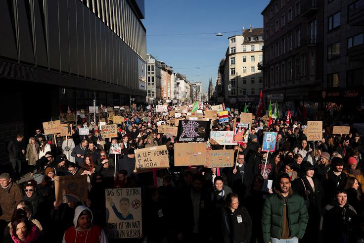 O protestih z več tisoč udeleženci danes poročajo tudi iz številnih drugih nemških mest, med njimi iz Lübecka, Kaiserslauterna in Weimarja, pa tudi iz manjših mest po državi. | Foto: Guliverimage