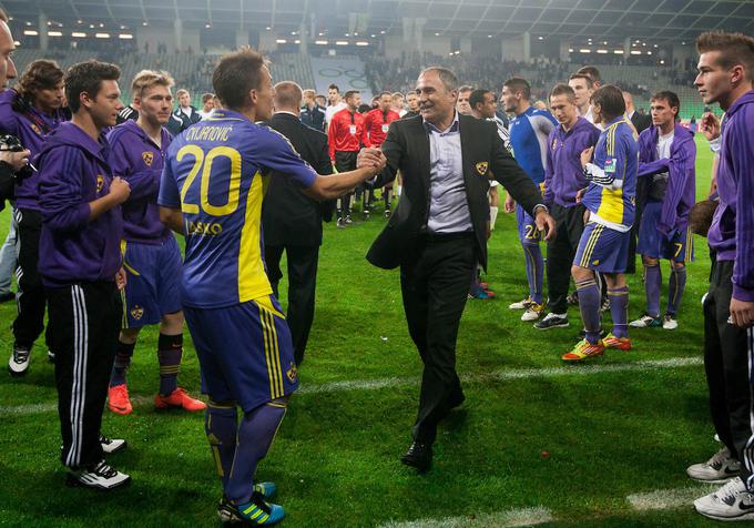 Za Mariborčane in njihovega trenerja Darka Milaniča je bila rekordna sezona 2011/12. Ob evropskem podvigu in rekordni razliki ob prvenstvenem naslovu so se z zmago nad Celjem v finalu v Stožicah razveselili tudi pokalne lovorike. | Foto: Vid Ponikvar