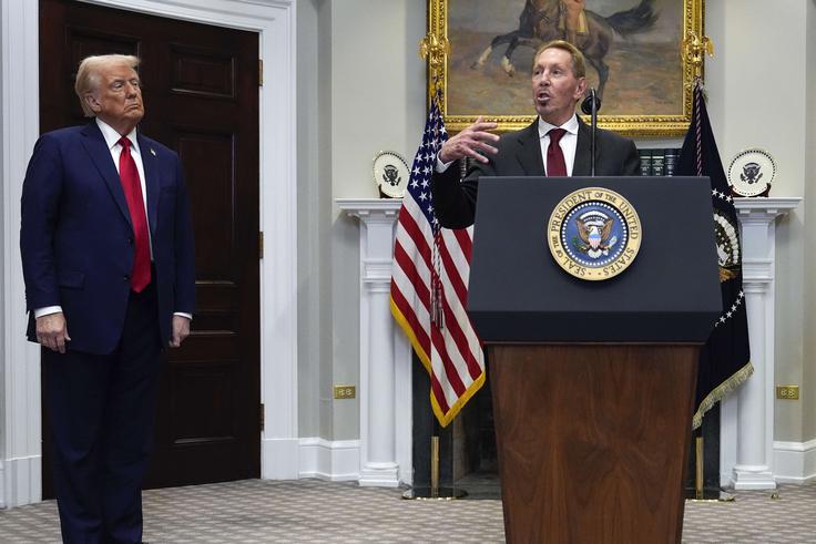 Donald Trump in Larry Ellison v Beli hiši 21. januarja letos ob naznanitvi projekta Zvezdna vrata, naložbe v razvoj umetne inteligence v vrednosti skoraj pol bilijona dolarjev.  | Foto: Guliverimage