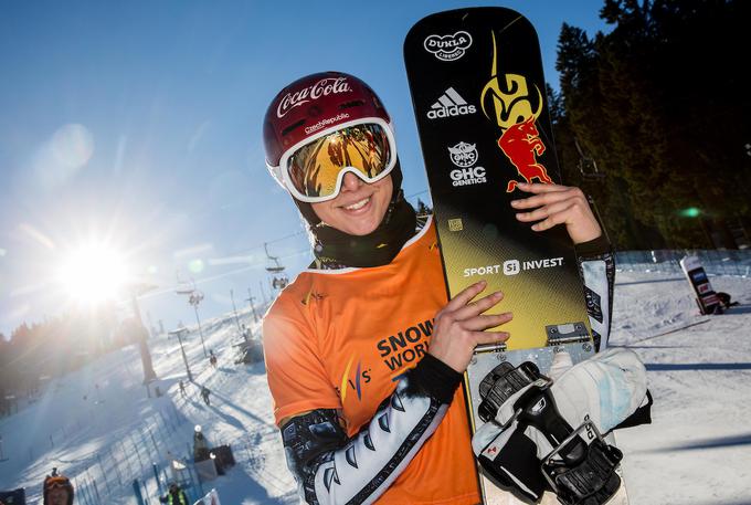 Češka "dvoživka", alpska smučarka in deskarka Ester Ledecka, je že vajena zmagovalnega odra na Rogli.  | Foto: Vid Ponikvar/Sportida