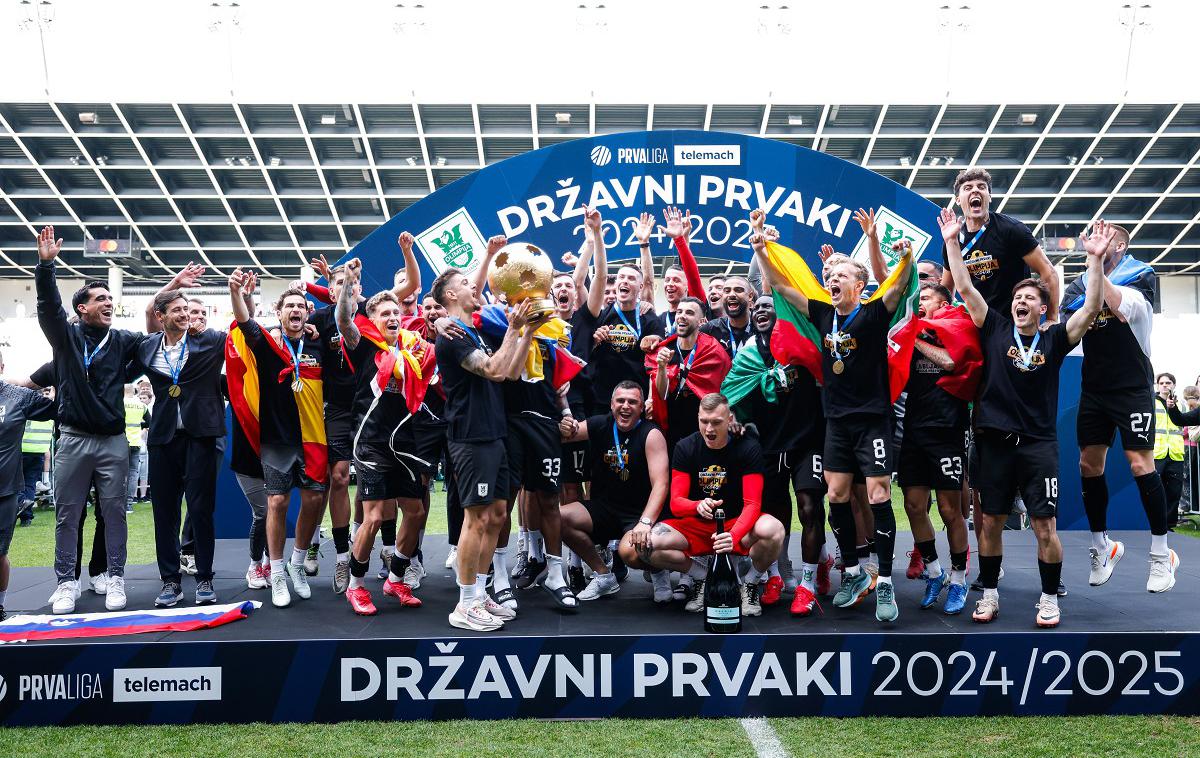 Olimpija prvak 1. SNL | Nogometaši Olimpije so prejeli pokal za slovenskega prvaka. Slavje se je nato preselilo na ljubljanske ulice in Kongresni trg. | Foto Aleš Fevžer