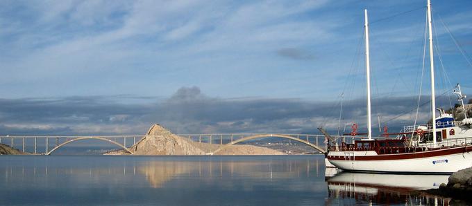 Skupna dolžina mostu je 1.430 metrov, visok je 67 metrov in širok 7,5 metra. | Foto: Turistična organizacija otoka Krk