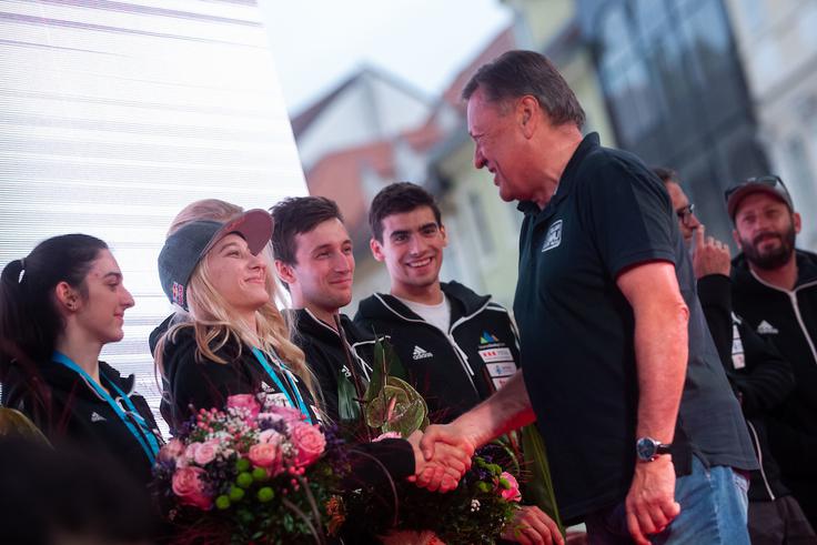 Sprejem slovenskih plezalcev ob prihodu s svetovnega prvenstva v Hačiodžiju na Japonskem avgusta 2019, na katerem je ljubljanski župan Zoran Janković obljubil, da bo Ljubljana v primeru zlate olimpijske medalje v športnem plezanju dobila nov plezalni center. | Foto: Grega Valančič/Sportida