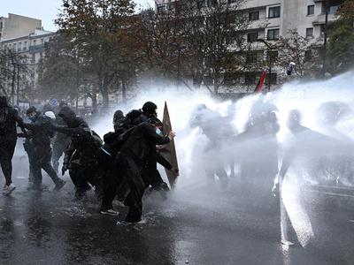 V Franciji bodo med protesti še naprej uvajali policijske ure
