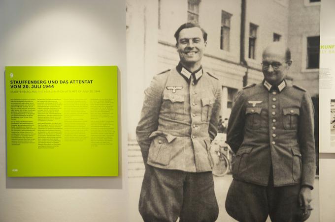 V sodobni Nemčiji grofa Clausa von Stauffenberga (na fotografiji levo), ki je s podtaknjeno bombo neuspešno skušal ubiti Hitlerja, pogosto prikazujejo kot nekoga, ki je skušal s svojim dejanjem oprati nemško čast. Pri tem se pozablja, da je bil von Stauffenberg med drugim zagovornik nemške kolonizacije Poljske, nemški nacionalist, antisemit in privrženec arijske rasne teorije, prav tako je na začetku podpiral Hitlerja in NSDAP. Čeprav je bil zaradi določenih Hitlerjevih potez zadržan do njega, pa je njegov goreč nasprotnik postal šele leta 1943, ko je bil hudo ranjen v spopadu z Angleži v severni Afriki in ko je postalo jasno, da bo Nemčija izgubila vojno. | Foto: Guliverimage/Vladimir Fedorenko