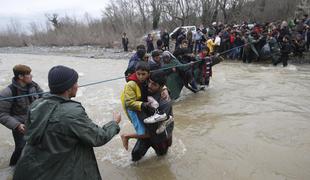 Pri poskusu prečkanja reke v Makedoniji utonili nosečnica, najstnica in moški