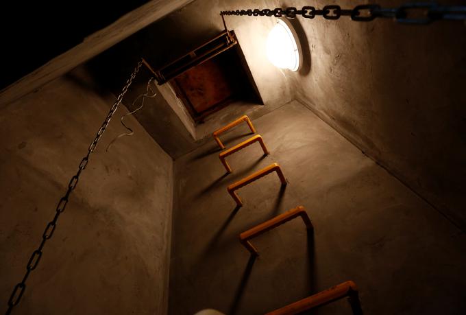 Stopnice, ki vodijo iz zakloniščne sobe. | Foto: Reuters