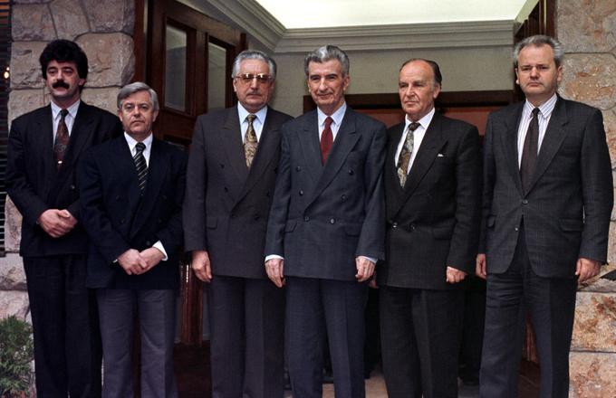 Vodje šestih jugoslovanskih republik leta 1991 na Brdu pri Kranju (z leve): Momir Bulatović (ČG), Milan Kučan (Slo), Franjo Tuđman (Hrv), Kiro Gligorov (Mak), Alija Izetbegobvić (BiH) in Slobodan Milošević (Srbija).   | Foto: Reuters