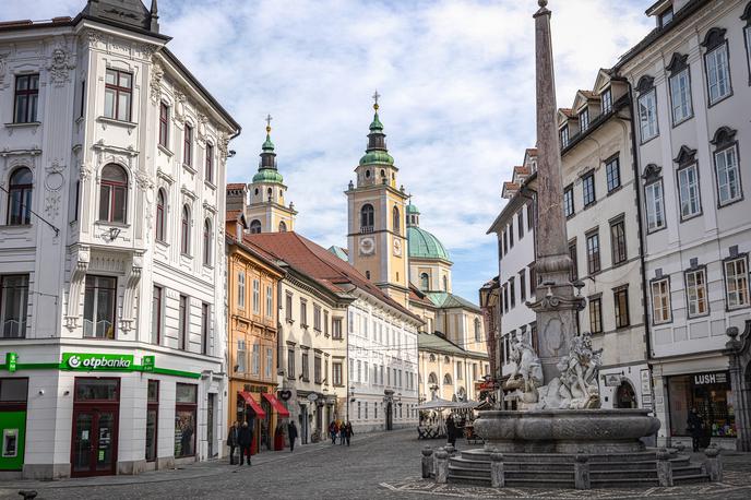 Ljubljana. Robbov vodnjak. | Medtem ko med prvo dvajseterico lestvice evropskih mest z največjo kakovostjo zraka prevladujejo finska, švedska, norveška mesta, pa se Slovenija z Ljubljano in Mariborom uvršča na 709. in 589. mesto od skupno 761 mest na lestvici. | Foto Bojan Puhek