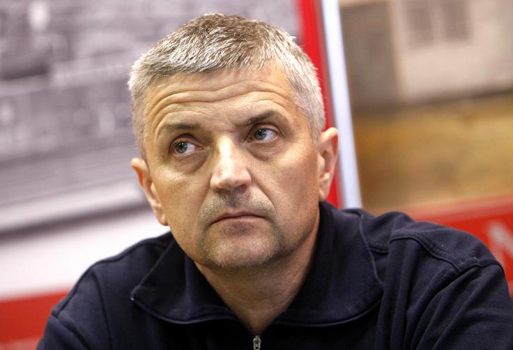 "Začetni požar lahko dobro omejijo in pomagajo, da se položaj ne poslabša. V tistih prvih trenutkih je vsaka pomoč neprecenljiva. Vsak bi se moral le odločiti, ali bi imel aparat v prtljažniku ali pa raje kje bližje na dosegu roke," pravi Jože Ložnar Kranjc. | Foto: STA ,