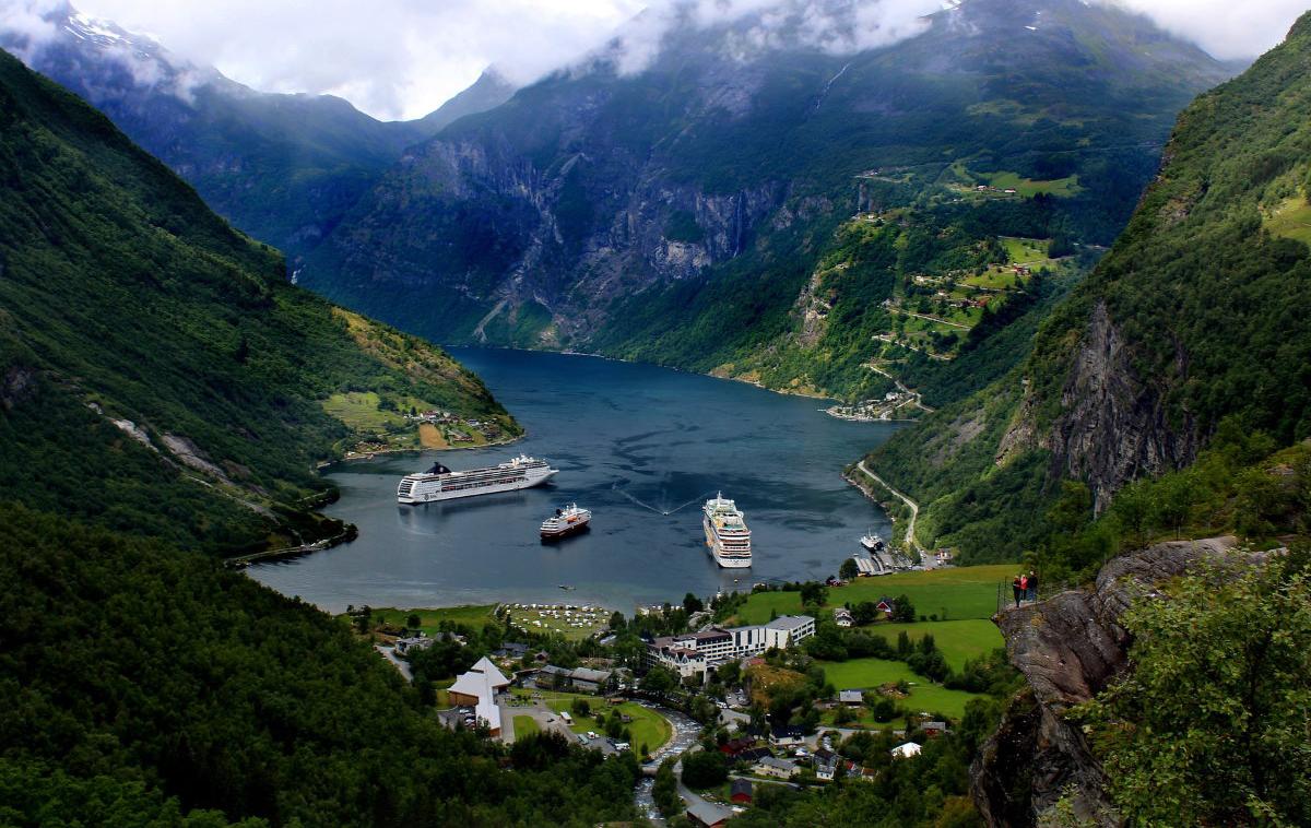 Norveška, Fjord, Geiranger | Geiranger je eno najbolj prometnih pristanišč na Norveškem. Na vrhuncu turistične sezone med majem in septembrom ga obišče tudi do dvesto križark z več tisoč potniki.  | Foto Pixabay