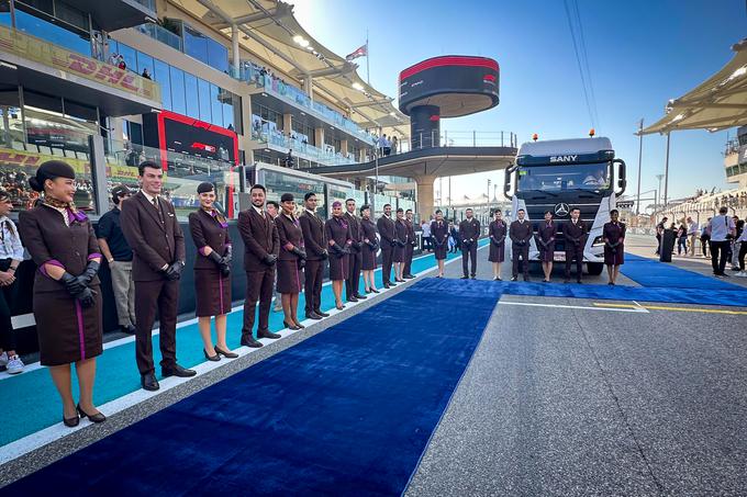 Od poletja je del promocijske ekipe letalske družbe Etihad, ki sodeluje na različnih dogodkih. Pred kratkim je bil del največjega dogodka v Abu Dabiju, zaključka formule ena. "Po pisti hodiš z zastavo in to je pravo doživetje. Tega sicer ne bi mogel videti, karta za takšen dogodek stane tudi po več tisoč evrov. Poleg tega je bilo vse zastonj. To je bil prvi dan, odkar sem se preselil v Abu Dabi, da sem jedel in pil ter počel različne stvari, ne da bi zapravil en evro," pripoveduje sogovornik.  | Foto: Osebni arhiv