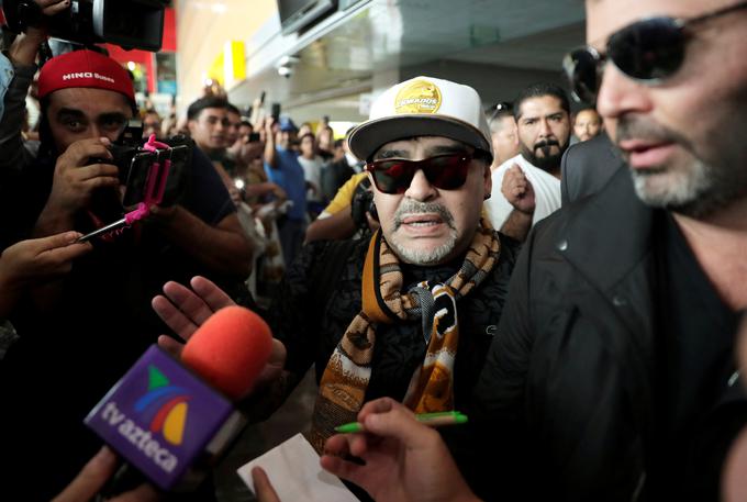 Diego Maradona je ob prihodu v Mehiko povzročil pravcato norišnico med navijači. | Foto: Reuters
