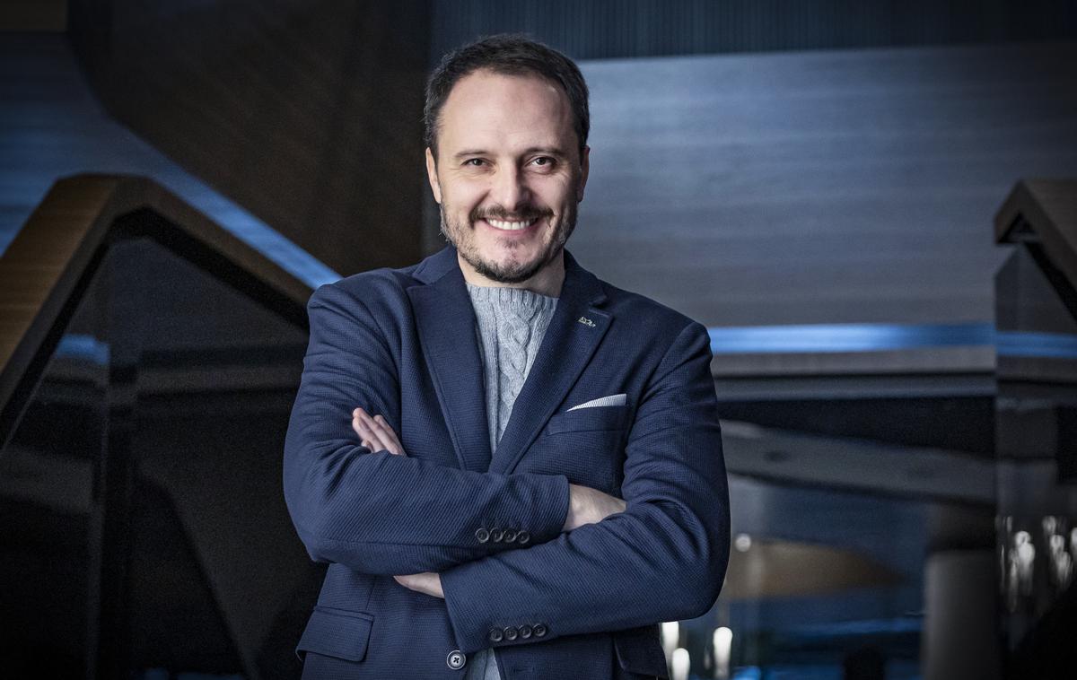 Blaž Švab | Blaž Švab je pevec skupine Modrijani, televizijski in radijski voditelj ter glasbenik. | Foto Ana Kovač