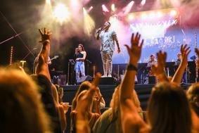 Festival Pivo in cvetje v Laško privabil ljubitelje piva in glasbe #video