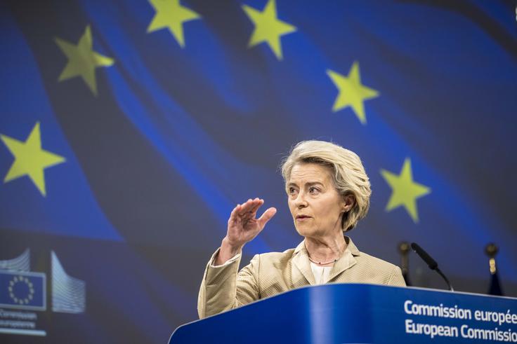 Na družbenih omrežjih smo v zadnjem času lahko zasledilo veliko jeznih Trumpovih podpornikov, kako napovedujejo propad Evropski uniji oziroma si želijo njeno ukinitev. Številni med njimi so prepričani, da je Evropska unija socialistični projekt in da imajo Evropejci višjo življenjsko raven od Američanov zato, ker Evropo v resnici posredno financirajo ameriški davkoplačevalci. Številni Trumpovi podporniki so tudi prepričani, da si lahko Evropa privošči socialno državo, ker jim zaradi ameriškega varnostnega dežnika nad Evropo ni treba dati veliko denarja za obrambo. | Foto: Guliverimage