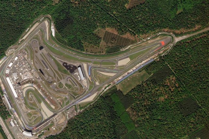 Hockenheimring | Hockenheimring je danes bistveno manj brutalen in divji kot nekoč, po vseh prenovah je postal skoraj običajna dirkaška steza. | Foto Wikimedia Commons