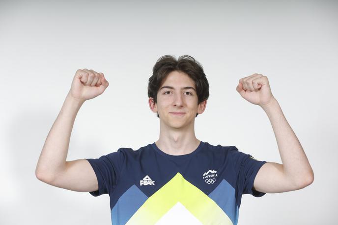 Maksimilijan Žarić po prvih treh serijah drugi, na koncu 40.