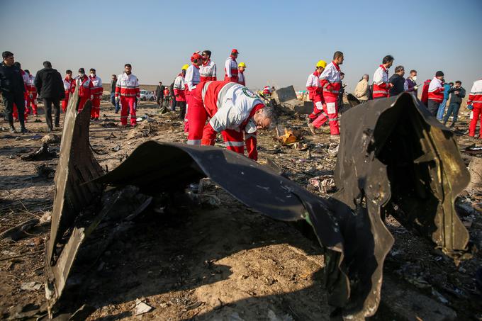 Očividci naj bi pred strmoglavljenjem videli, da so letalo zajeli plameni. | Foto: Reuters