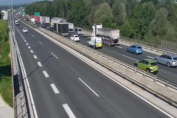 Nesreče povzročajo prometne zastoje na ljubljanski obvoznici in na glavni cesti v smeri Zasavja