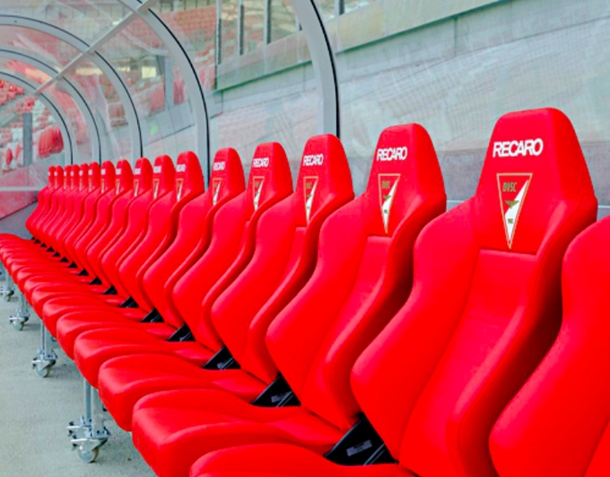 Nemški Recaro je leta 1994 kot prvi začel s trendom posebnih sedežev za nogometne stadione. | Foto: Recaro