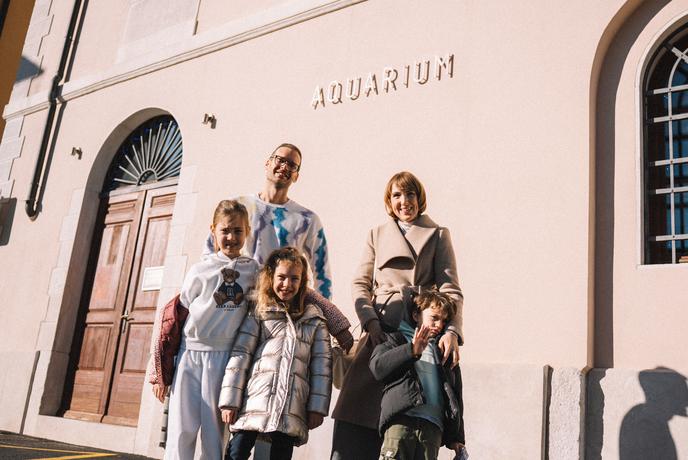 Kam na izlet pozimi? Znana slovenska družina je pobegnila med morske živali