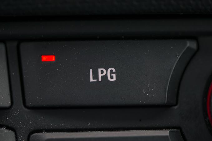 Voznik ima v avtomobilu dve posodi za gorivo (bencin, LPG) in vir energije spreminja med vožnjo. | Foto: 