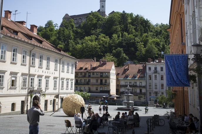 Nepremičnine Stara Ljubljana | Po nekaterih ocenah je v Ljubljani več kot dva tisoč najemniških stanovanj v zadnjem času končalo na spletnih platformah Booking in Airbnb, ki se kratkoročno oddajajo turistom. | Foto Bojan Puhek