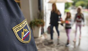 V luči napadov v Srbiji in groženj ravnateljem od jutri v okolici šol povečan nadzor policije