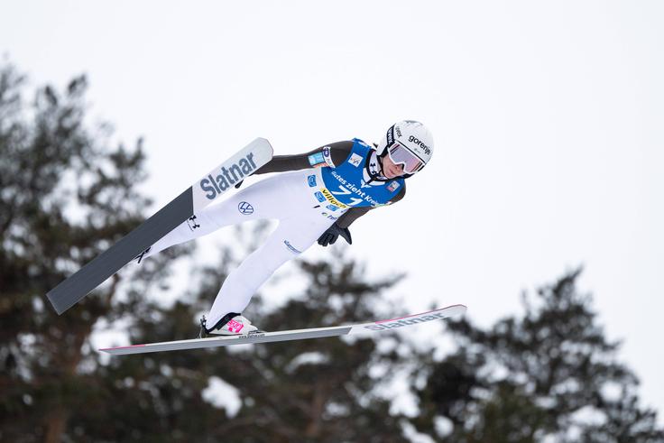 Nika Prevc je z zmago prevzela tudi rumeno majico vodilne skakalke svetovnega pokala. | Foto: Guliverimage
