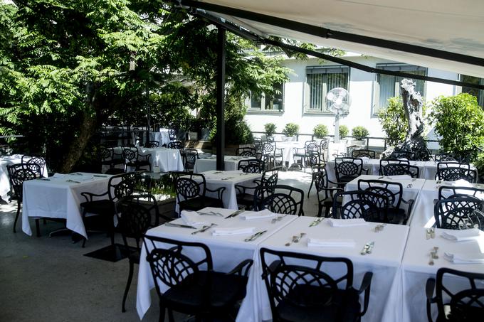 Restavracija As: ena najlepših teras v Ljubljani z drevesom na sredini. | Foto: 