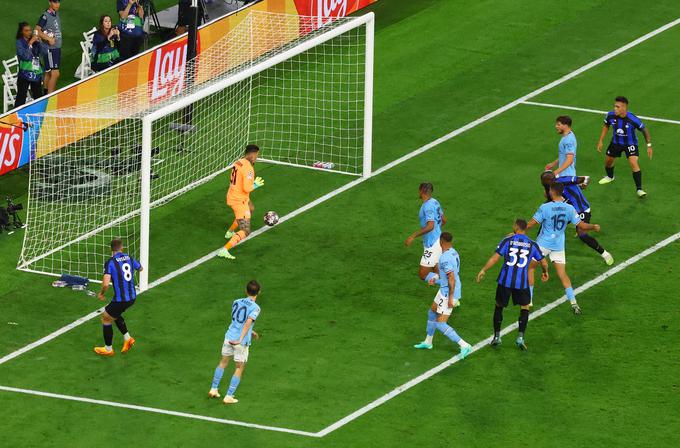 Najlepša priložnost Lukakuja, ko je vratarja Cityja ob koncu rednega dela finala nastreljal v nogo. | Foto: Reuters