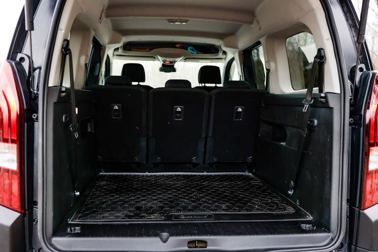 Prtljažnik s prostornino do štiri tisoč litrov je namenjen družinam z velikimi potrebami po prevozu prtljage in avanturistom s športno opremo. Rifter združuje udobje in praktičnost, ki jo cenijo družine in aktivni uporabniki. | Foto: P Automobil Import