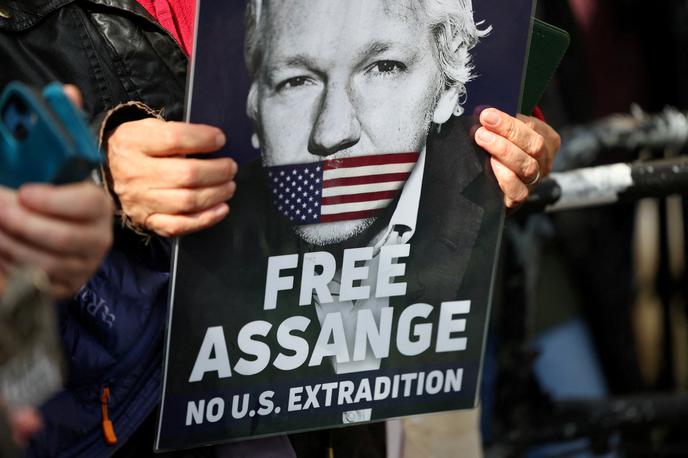 Julian Assange | Assange je zaprt v strogo varovanem zaporu Belmarsh, odkar mu je pred petimi leti ekvadorsko veleposlaništvo v Londonu, kjer se je sedem let skrival, odtegnilo zaščito in mu odvzelo azil. Takratna notranja ministrica Priti Patel je junija 2022 odobrila njegovo izročitev ZDA, na kar se je Assange pritožil. | Foto Reuters