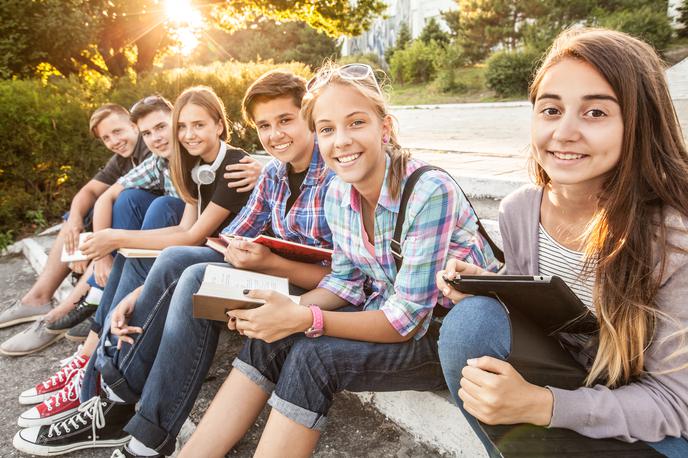 najstniki prijatelji mobilni telefon splet družbena omrežja | Foto Shutterstock