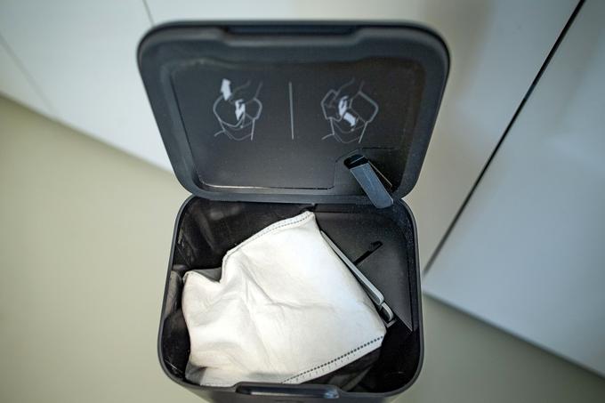 Zbiralnik za prah in preostalo zbrano umazanijo (še vedno) zahteva posebno vrečko HEPA, ki pravzaprav prevzame poslanstvo filtra. | Foto: Ana Kovač