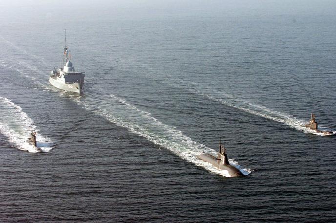 Nemške podmornice in nemška bojna ladja | Natova vojaška vaja Kvadriga 2025 oziroma Bojni voz 2025 poteka na območju Baltskega morja pod vodstvom nemške vojaške mornarice. Fotografija je simbolična: nemška vojaška ladja in nemške podmornice v Baltskem morju. | Foto Guliverimage
