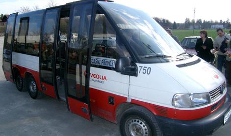 Otrok med vožnjo padel z minibusa