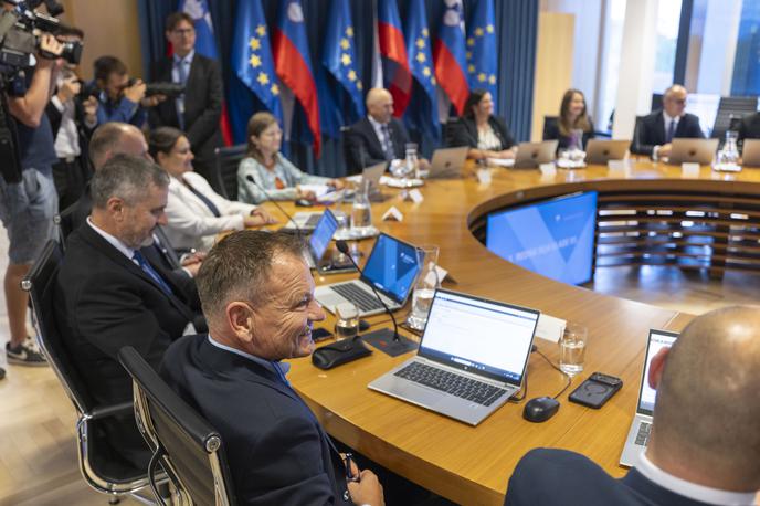 1. redna seja vlade RS. | Nova vlada Janeza Janše ne izpodbija celotnega sistema dolgotrajne oskrbe, temveč štiri določbe zakona, ki se nanašajo na plačevanje prispevkov za popoldanske samostojne podjetnike ter upokojence. | Foto Bojan Puhek