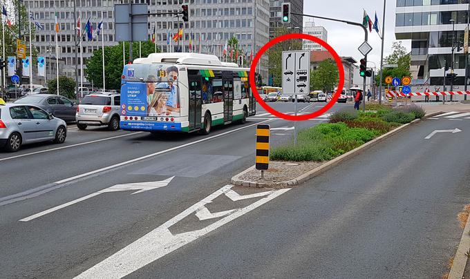 Označeni beli prometni znak razporeja tipe vozil, ki zavijajo desno. To je mogoče storiti tudi z desnega pasu Dunajske ceste neposredno v križišču, kjer je bil promet prej rezerviran za mestne avtobuse.  | Foto: Gregor Pavšič