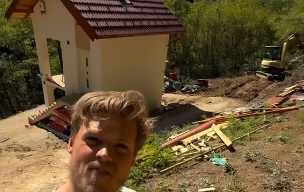 Justus Reid hiša | Justus Reid s pomočniki, prijatelji in sosedi že več kot tri mesece obnavlja svojo hišo v gozdu in ureja njeno okolico. | Foto Instagram/Justus Reid
