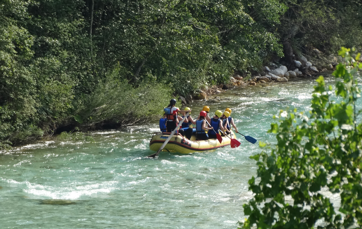 Soča | V občinah Zgornjega Posočja je v obravnavi predlog novega odloka o upravljanju z reko Sočo, s katerim bi se v prihodnjih letih precej povišale cene dovolilnic za plovbo kajakašev in raftarjev. | Foto STA