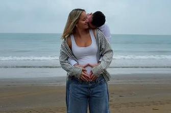 Hči slovenskega glasbenika v veselem pričakovanju