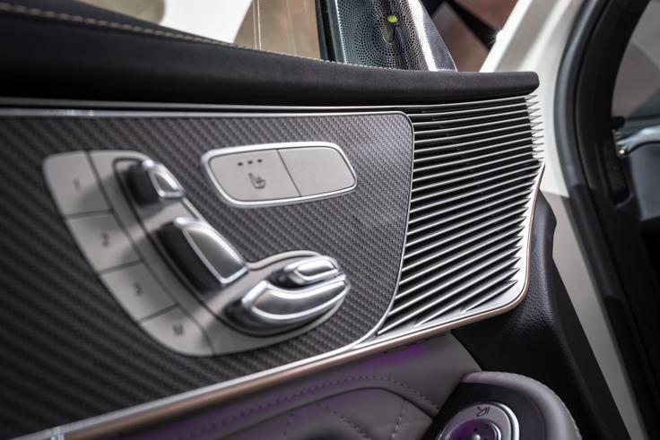 Notranjost je večinoma enaka kot smo jih pri mercedesih že vajeni. Gumbi za nastavljanje sedeža na vratih, prestavna ročica menjalnika ob volanskem obroču ... | Foto: Mercedes-Benz