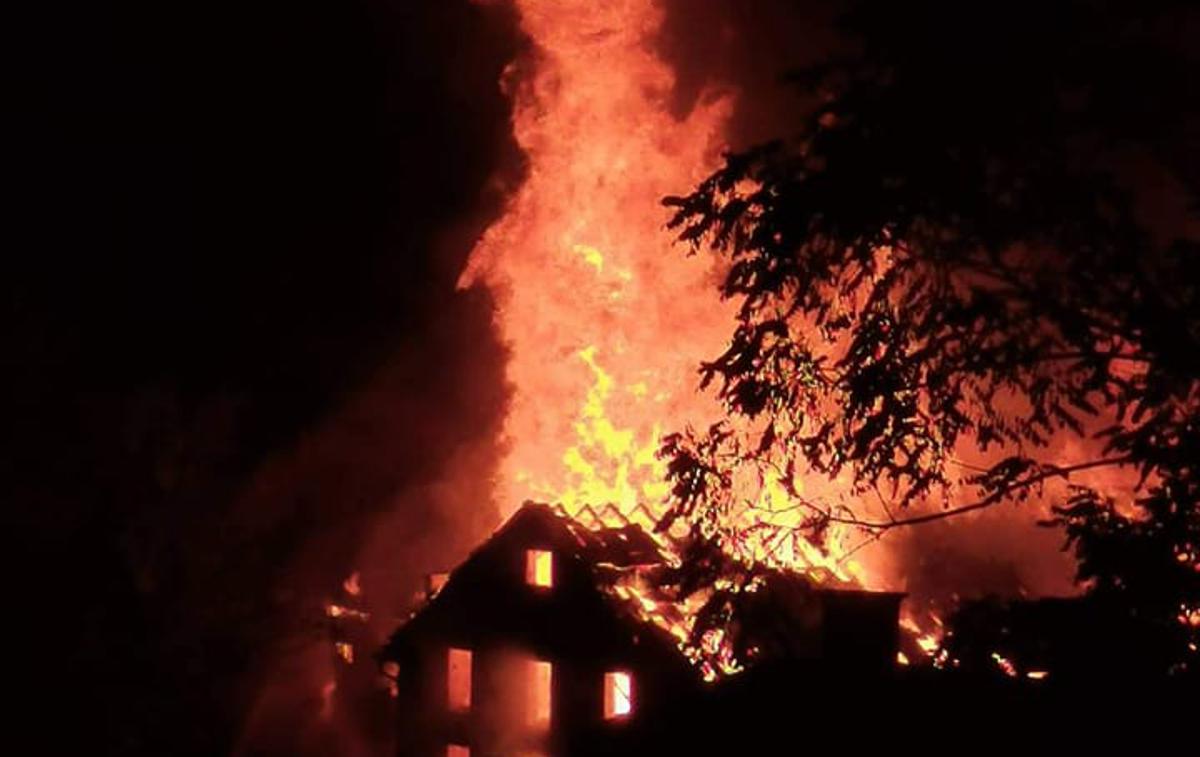 požar kranj | Objekt s površino približno 1.800 kvadratnih metrov je v celoti zgorel in je popolnoma uničen.  | Foto Gasilsko reševalna služba Kranj/Facebook